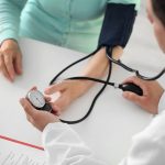 患者の血圧を測定する医者