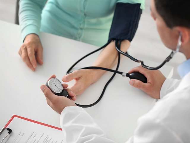 患者の血圧を測定する医者