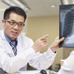 患者を説明する男性