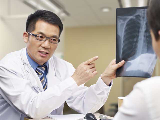 患者を説明する男性